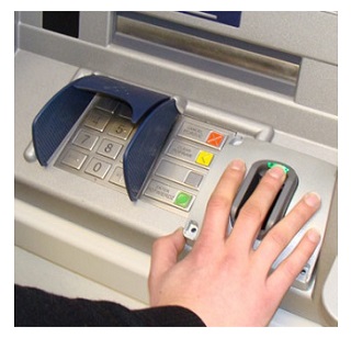 Výber hotovosti z bankomatu pomocou prstu